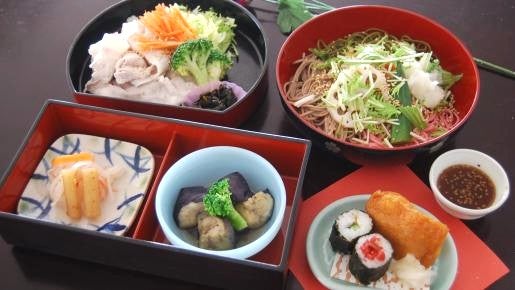 <Web割対象商品>【キングツアーバス旅】どっさどっさ㏌フルーツ王国山梨 ~さくらんぼ&バラ 野菜詰め放題&卵掴み~〔新宿・明大前発〕3